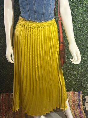 Sadie & Love Pleated Satin Midi Skirt Chartreuse Yellow Elastic Waist Size M
